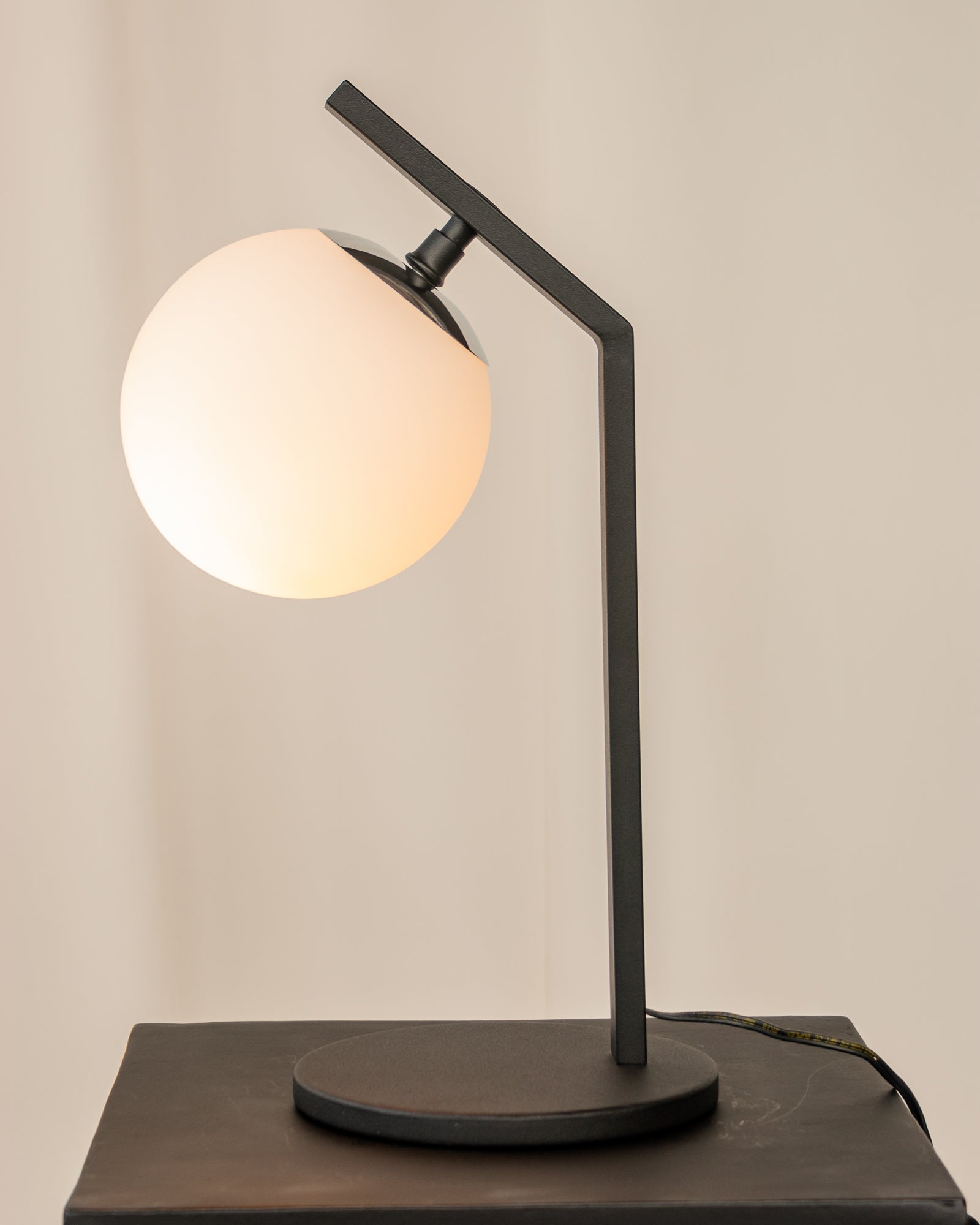 L&aacute;mpara Mesa Moon  ilumeco lamparas huggastore.myshopify.com Hugga Store